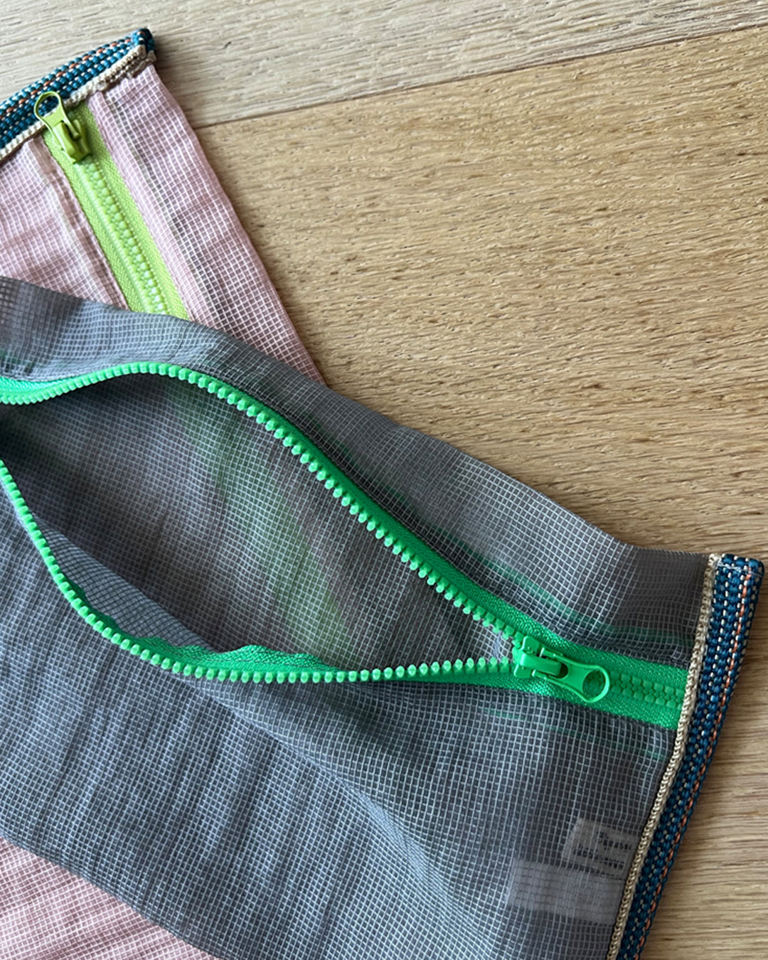 Mesh Grid Handle Pouch