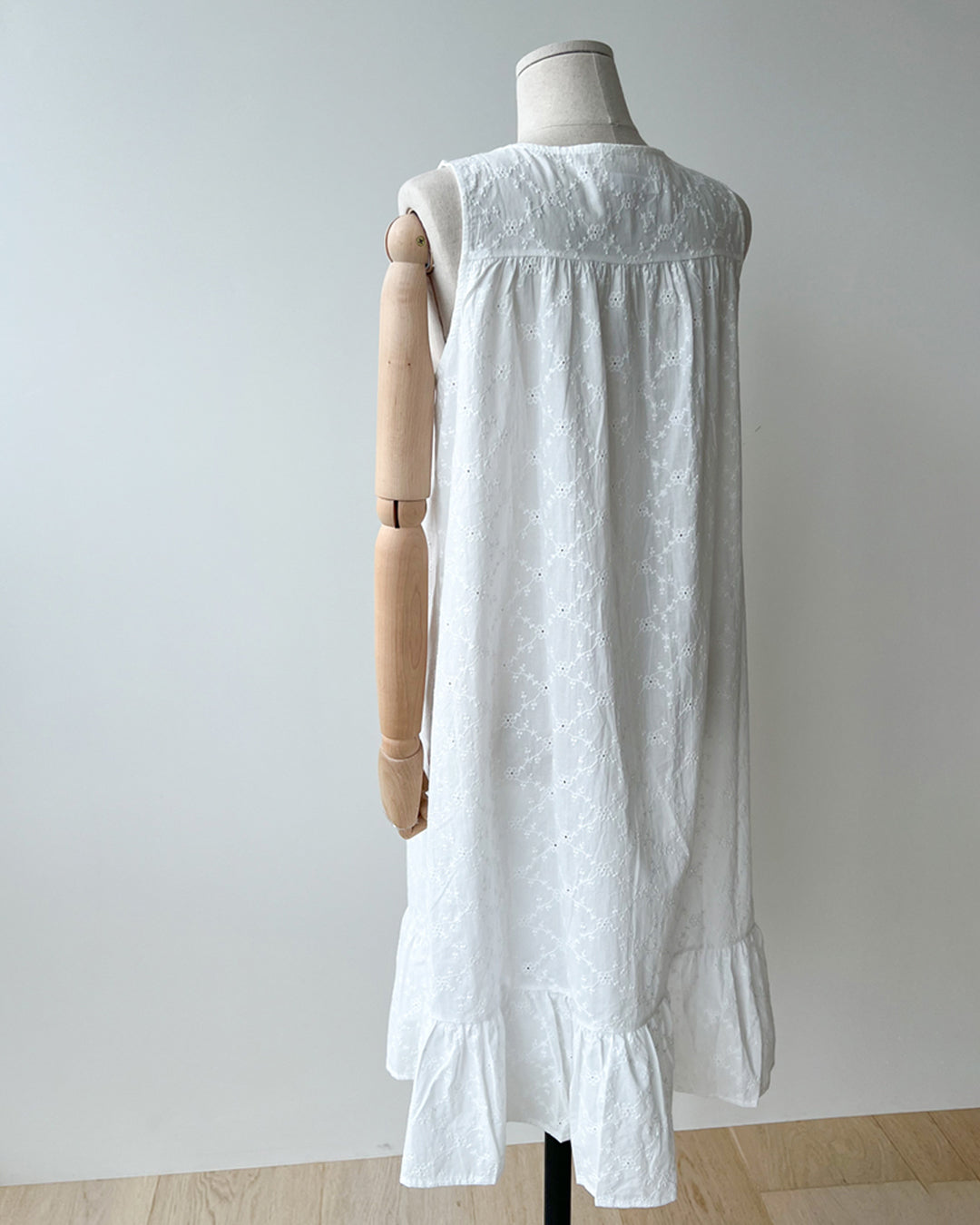 Sleeveless Eyelet Lace Long Nightdress