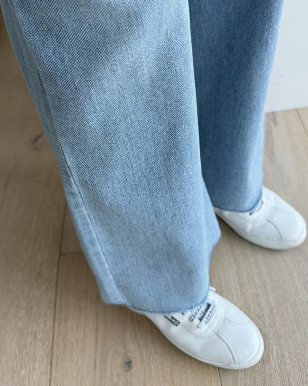 Light Wash Raw Edge Wide Jeans