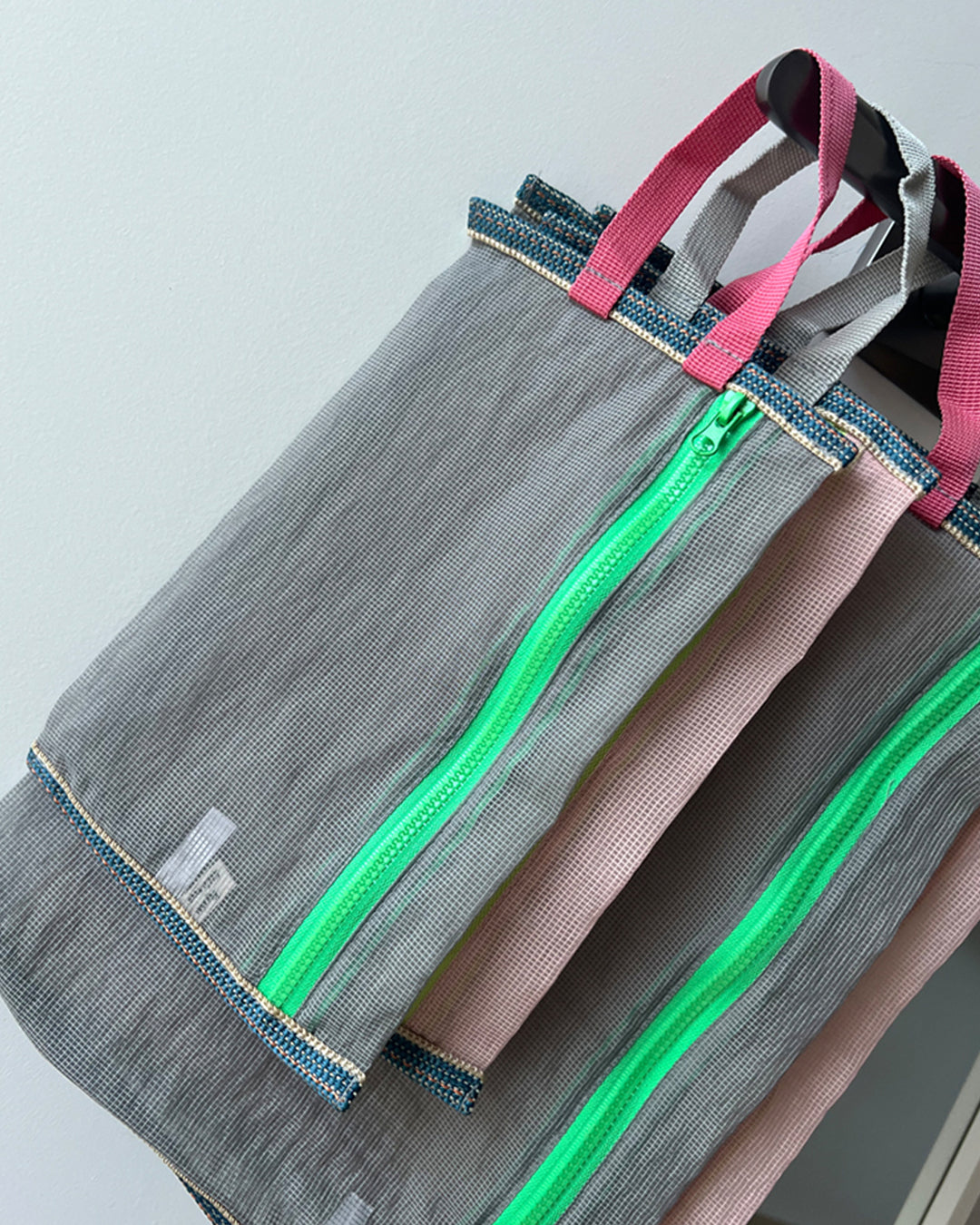 Mesh Grid Handle Pouch