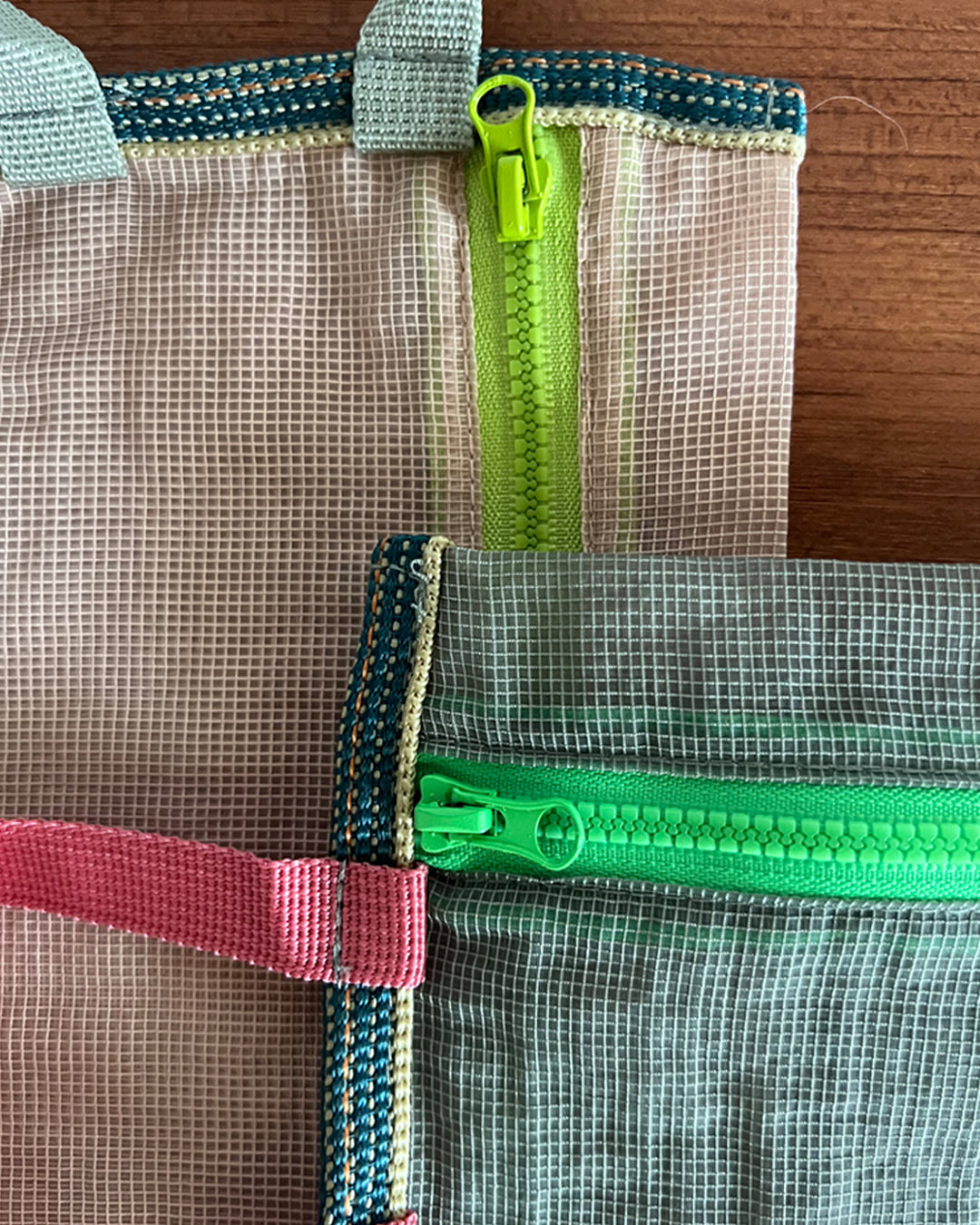 Mesh Grid Handle Pouch