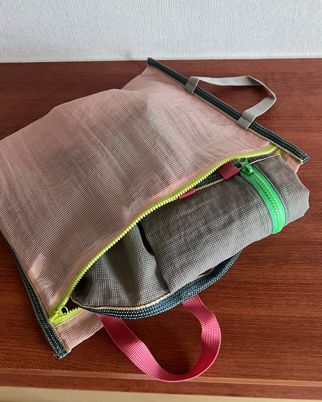 Mesh Grid Handle Pouch