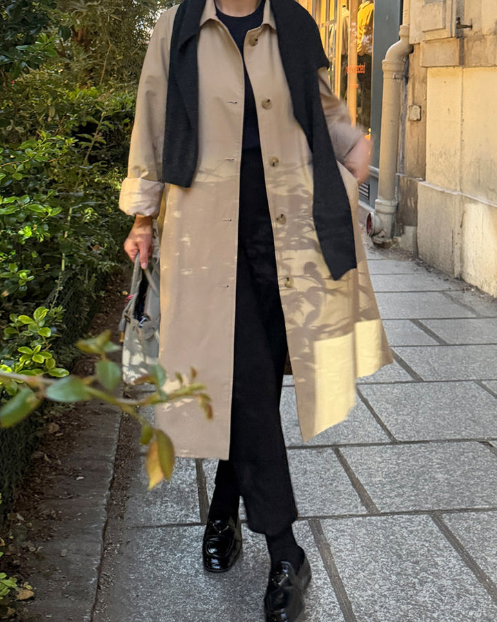 クラシックな日常使いのミニマリストコート